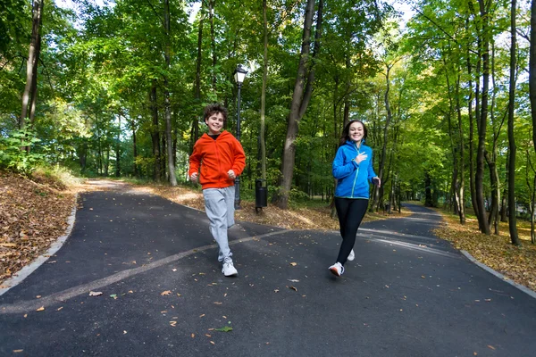 十代の女の子と走っている少年 — ストック写真