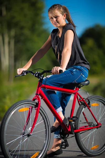 Joven mujer ciclismo — Foto de Stock