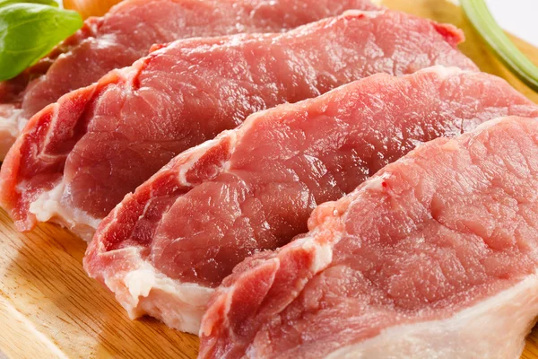 Rohes Schweinefleisch auf Schneidebrett — Stockfoto