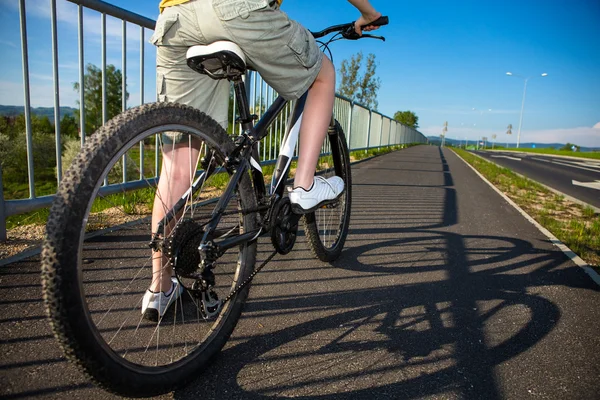 Tiener en fiets in de stad — Stockfoto