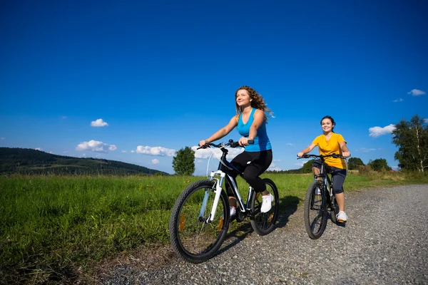 Två kvinnor cykling — Stockfoto