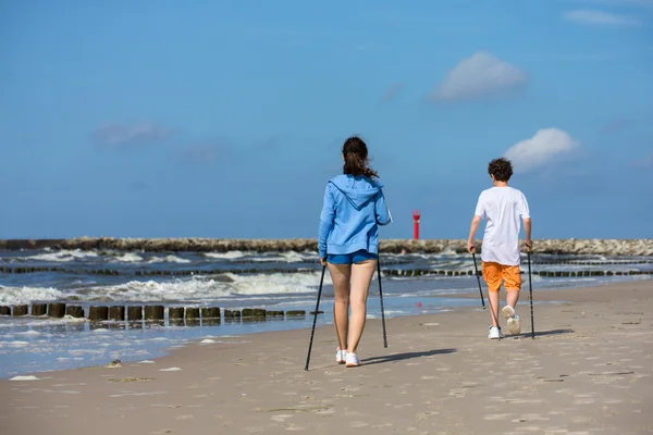 Gente haciendo ejercicio en la playa — Foto de Stock