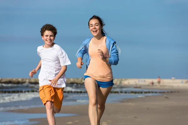 Adolescente chica y chico corriendo — Foto de Stock