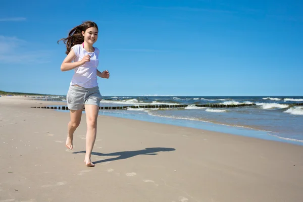 Adolescente courir sur la plage — Photo