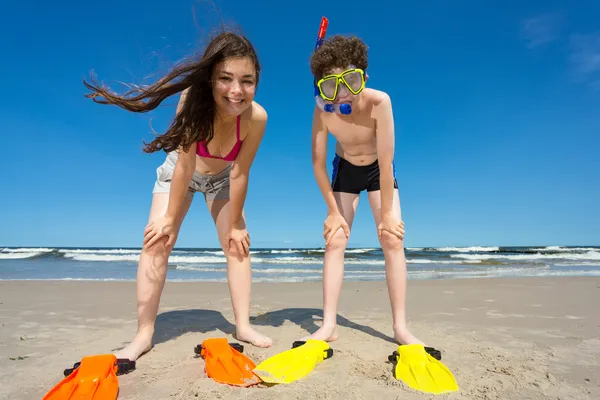 Chica y niño en la playa — Foto de Stock