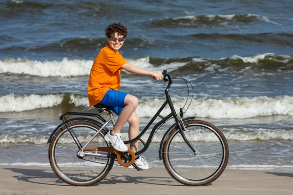 Adolescente menino andar de bicicleta — Fotografia de Stock