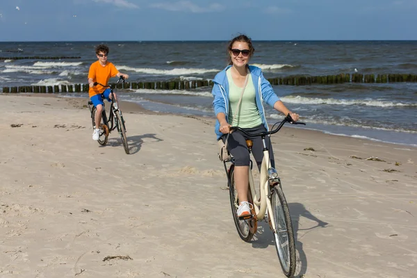 Ragazza adolescente e ragazzo in bicicletta — Foto Stock