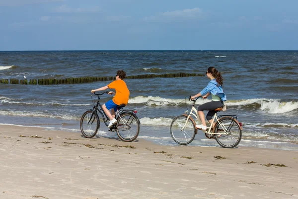 Tiener meisje en jongen fietsen — Stockfoto