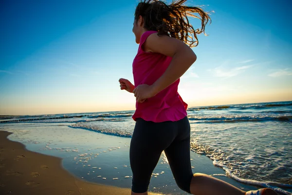 Adolescente courir sur la plage — Photo