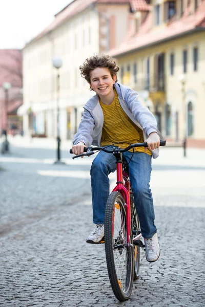 Adolescent garçon et vélo en ville — Photo