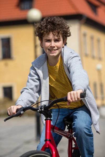 Teenage boy and bike in city — Stock Photo, Image