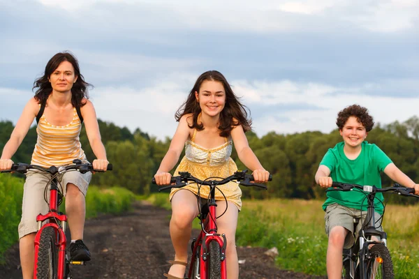 Familienradfahren — Stockfoto