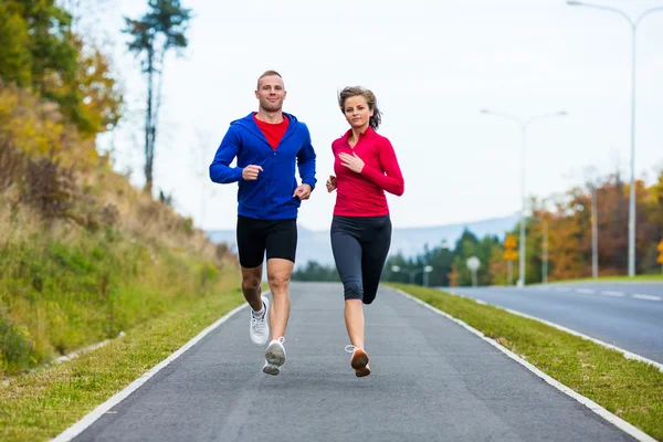 Mujer y hombre corriendo — Foto de Stock