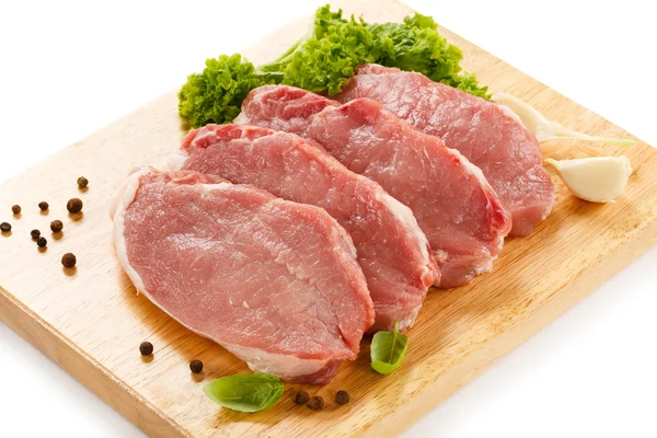 Carne de porc brută pe placa de tăiere — Fotografie, imagine de stoc