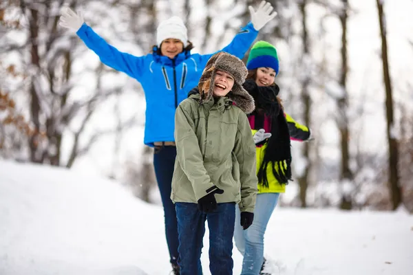 Moeder en kinderen lopen — Stockfoto