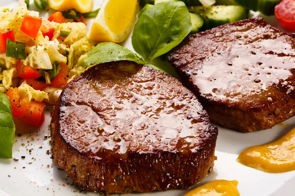 Gegrillte Steaks und Gemüsesalat — Stockfoto