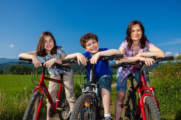 Familjen cykling — Stockfoto