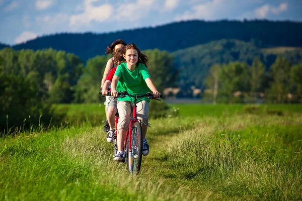 Familjen cykling — Stockfoto