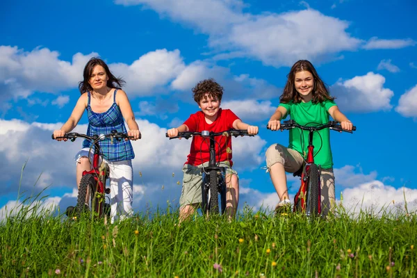 Οικογενειακή ποδηλασία — Φωτογραφία Αρχείου