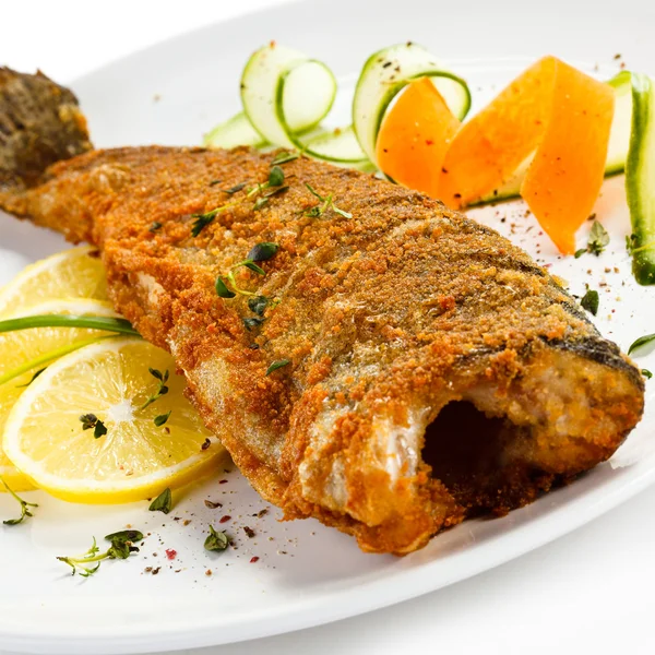 Gebratener Fisch und Gemüse — Stockfoto