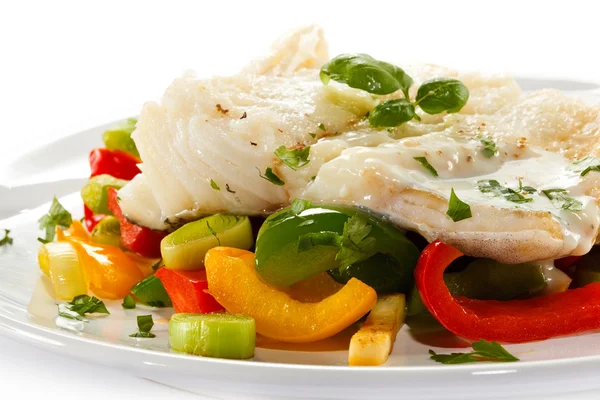 Филе вареной рыбы с овощами — стоковое фото