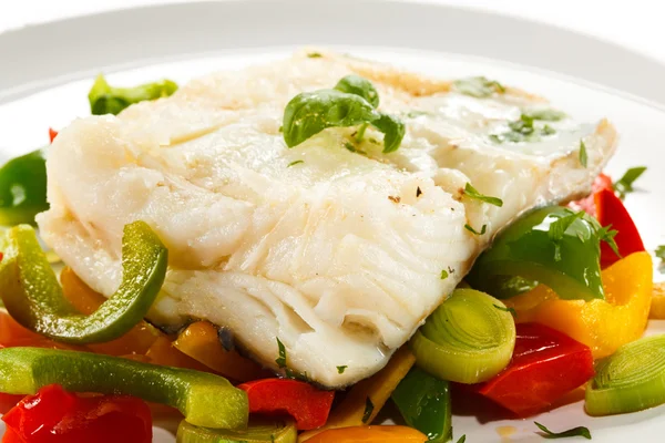 Kokt fiskfilé med grönsaker — Stockfoto