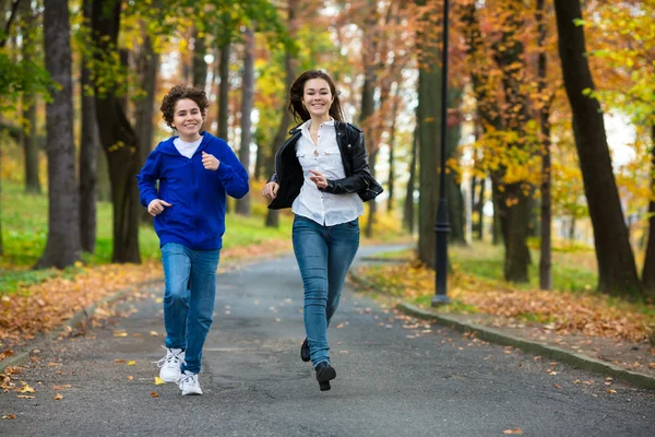 Fille et garçon courir en plein air — Photo