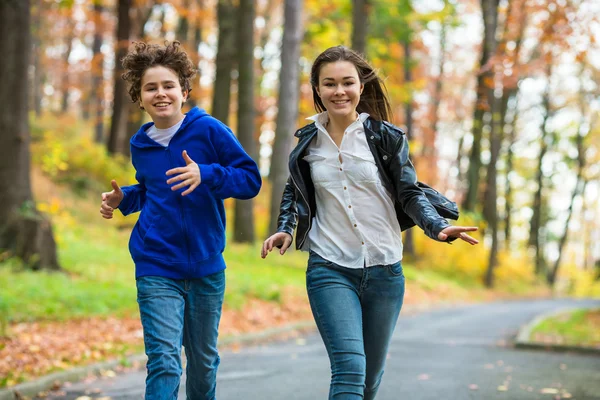 Meisje en jongen uitgevoerd buiten — Stockfoto