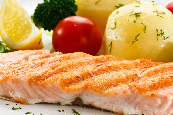 Grilovaného lososa a zelenina — Stock fotografie