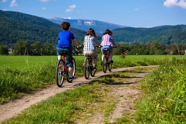 Familienradfahren — Stockfoto