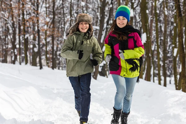 Kinderen lopen in winter park — Stockfoto