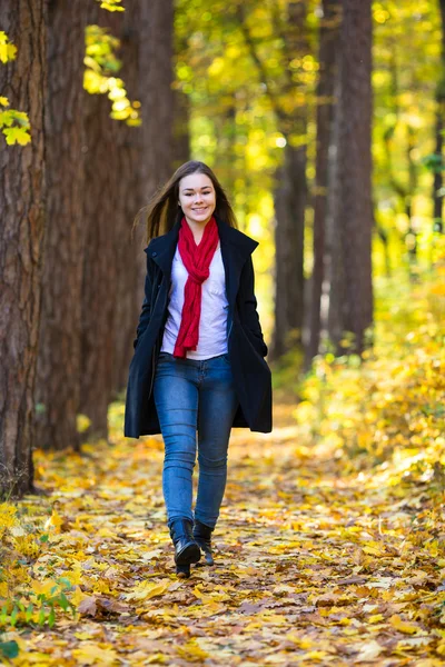 Flicka vandrar i stadsparken — Stockfoto