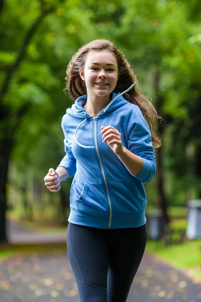 Mädchen läuft — Stockfoto