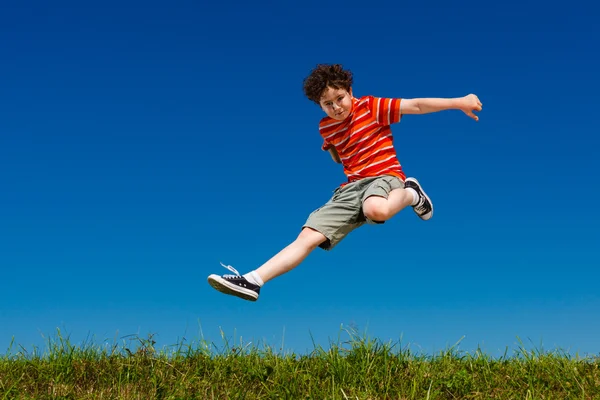 Jungen springen — Stockfoto