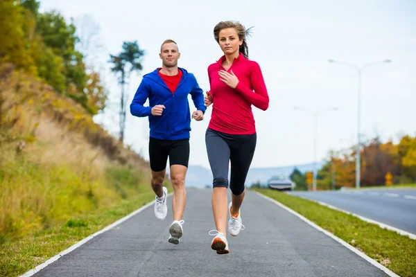 Mujer y hombre corriendo —  Fotos de Stock