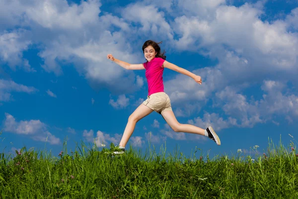 Flickan hoppar utomhus. — Stockfoto