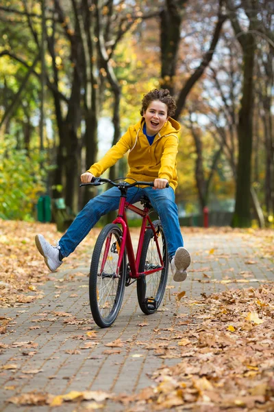 Junge und Fahrrad — Stockfoto