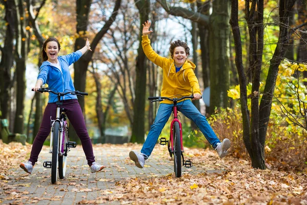 Ludzie, jazda na rowerze w parku — Zdjęcie stockowe
