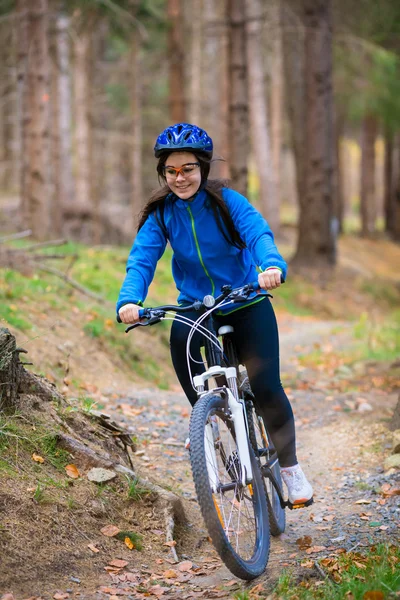 Menina de bicicleta — Fotografia de Stock