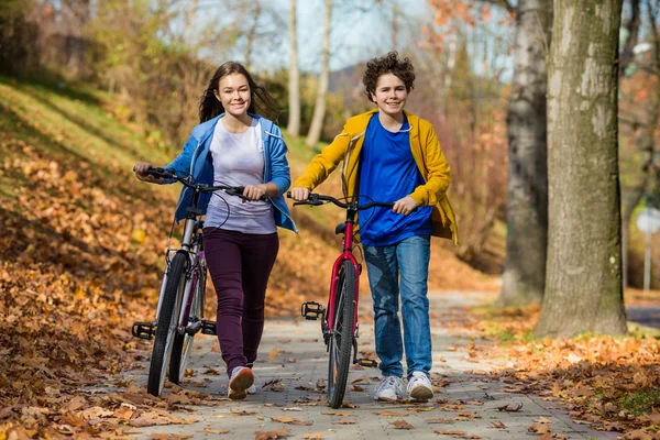 Människor cykling i stadsparken — Stockfoto