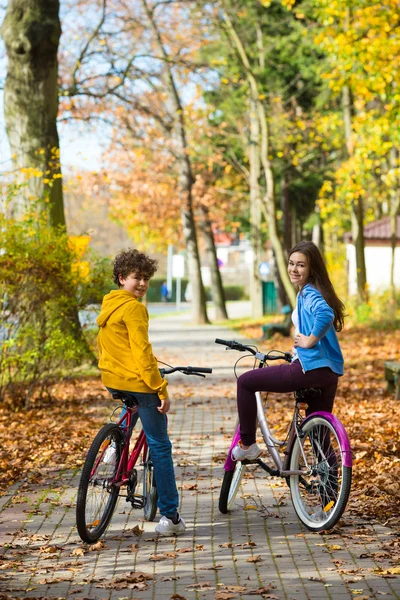 People biking in city park — Stock Photo, Image