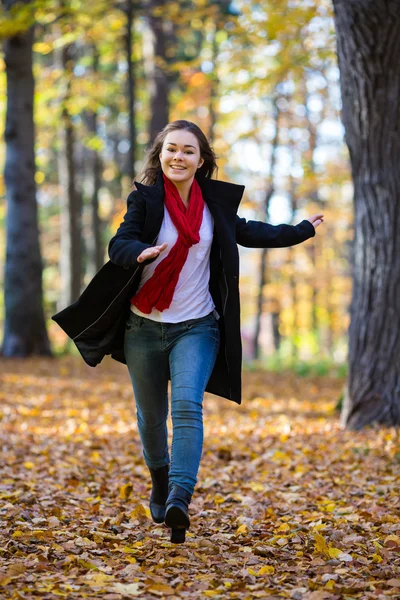 Девушка гуляет в городском парке — стоковое фото