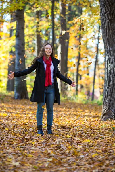 Flicka vandrar i stadsparken — Stockfoto