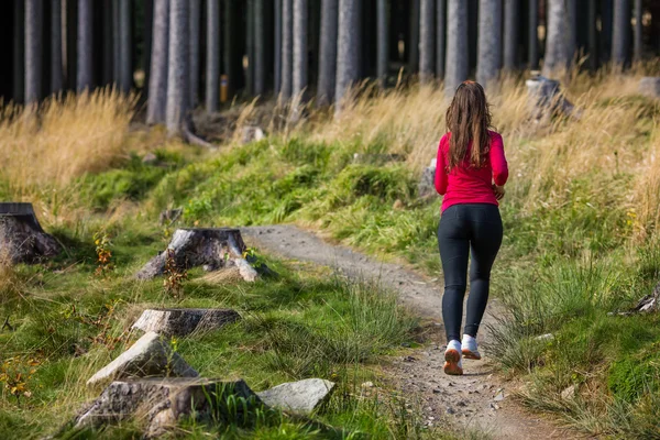 Dívka běží venkovní — Stock fotografie