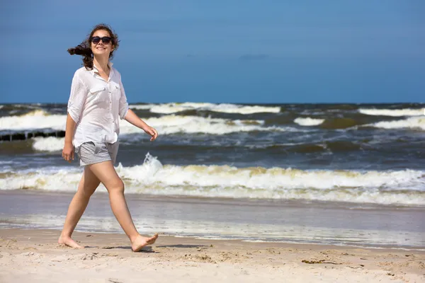 Chica caminando en la playa — Foto de Stock