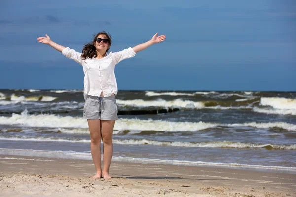 Fille debout sur la plage — Photo