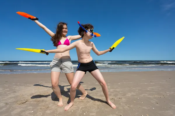 女孩和男孩在沙滩上玩耍 — 图库照片