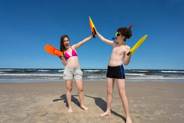 Девочка и мальчик веселятся на пляже — стоковое фото