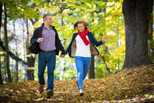 Vrouw en man loopt in park — Stockfoto