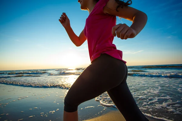 Adolescente courir sur la plage — Photo